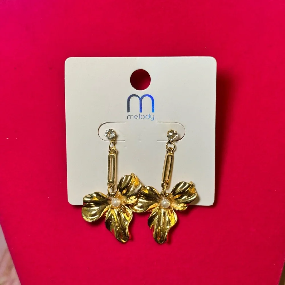 Melody Gold Flower Pearl Dangle Earrings - Picture 5 of 7